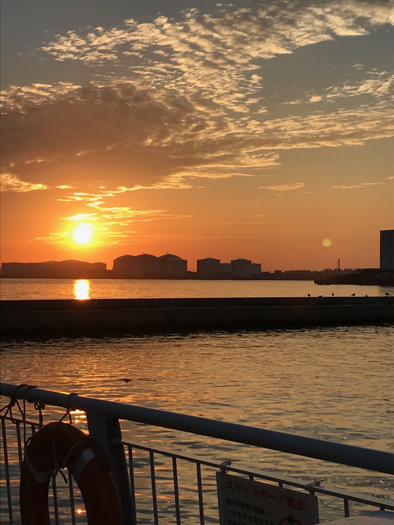 大漁まつり桟橋夕日　